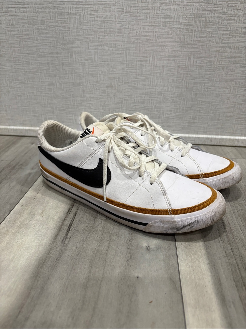 Nike Men’s White Sneakers with Black Swoosh and Brown Trim